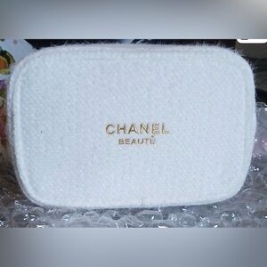 Chanel Beauté Textured White Pouch with Gold Logo and snowflake ❄️ zipper!